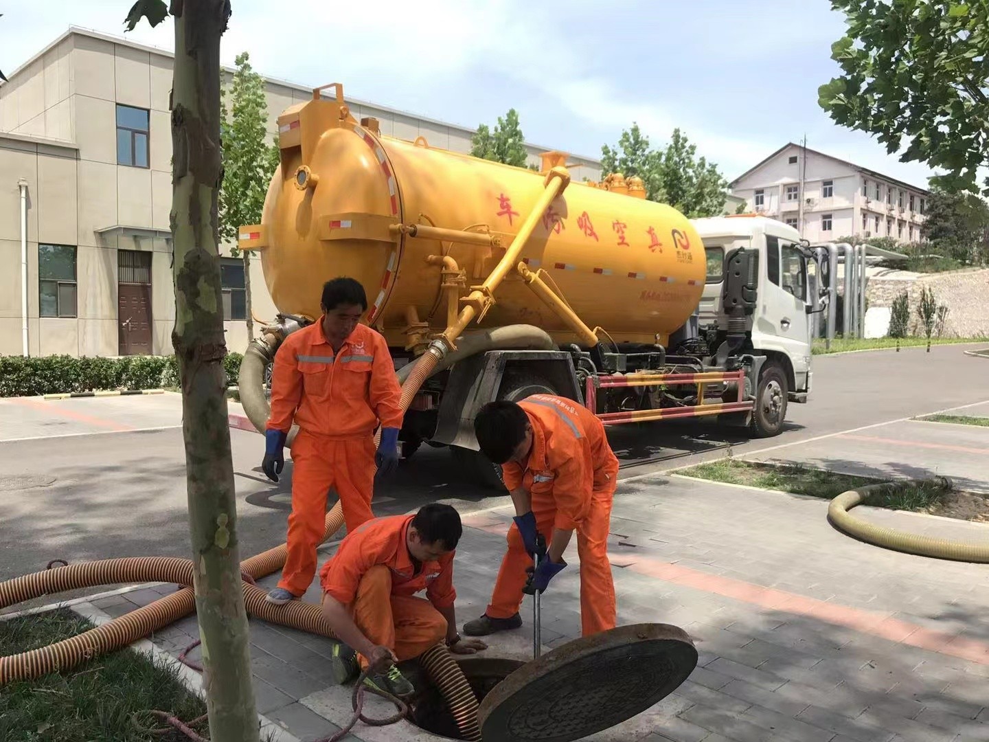 资兴管道疏通车停在窨井附近