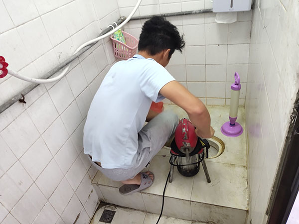 资兴管道堵塞冒臭气 专业师傅现场解决问题
